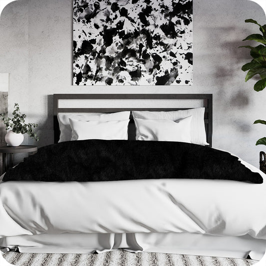 Fascinator Queen Faux Fur Throw in Black